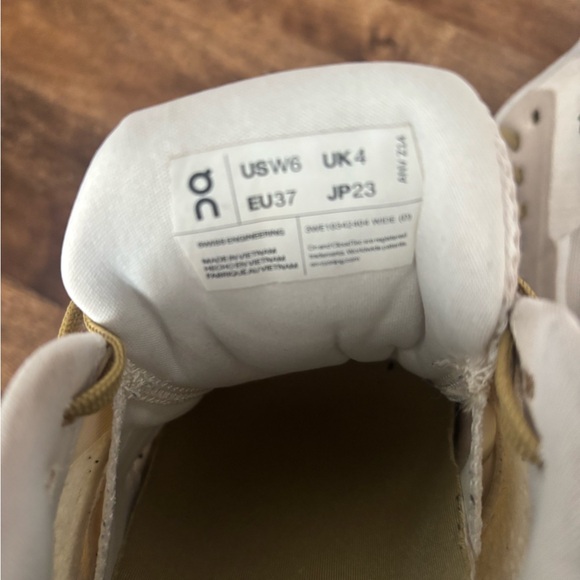 On Running White and Green Sneakers - Picture 4 of 7